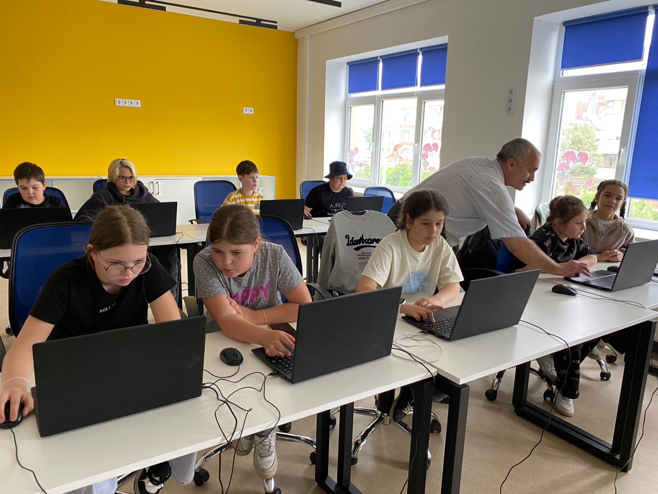 В IT-куб-лагере «Scratch -специалисты»-участники смены используют как инструмент программирование в игровой форме..